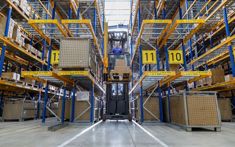 Halbautomatisches Schmalganglager mit Schmalgangstapler EKX 410